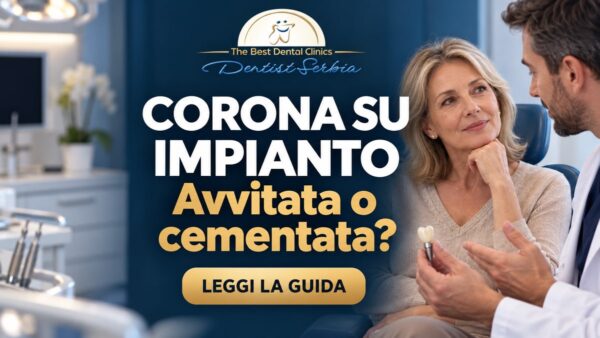 Dentista che mostra un modello di impianto a una paziente, con il titolo «Corona su impianto: avvitata o cementata?»